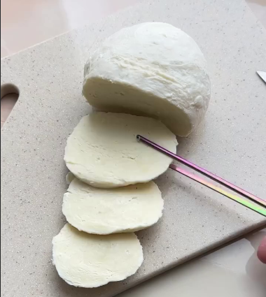 Простіше рецепту не знайдете! Показую, як приготувати справжню моцареллу в домашніх умовах! Потрібно лише 2 л молока і сіль!