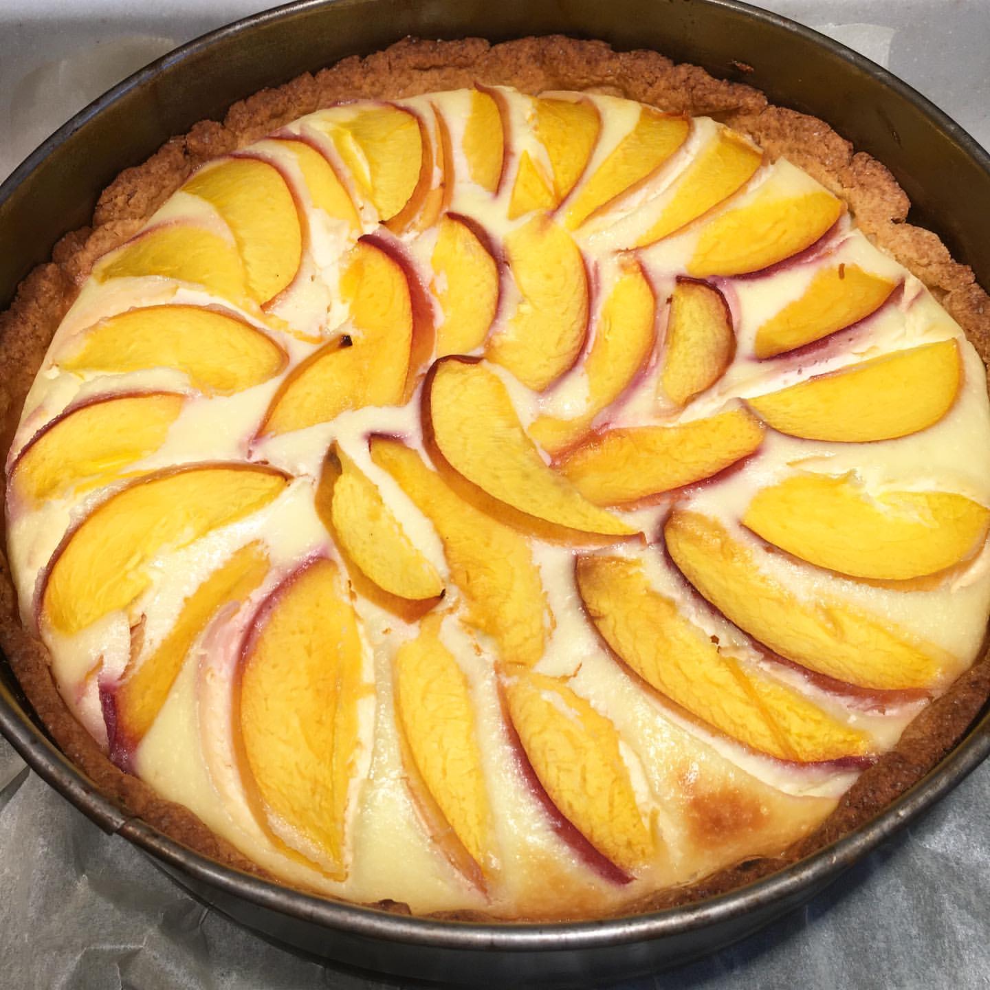 В мене вже в хід ідуть заморожені ягідки! Пісочний пиріг з сирною начинкою і ягодами - це неймовірно смачно і просто!