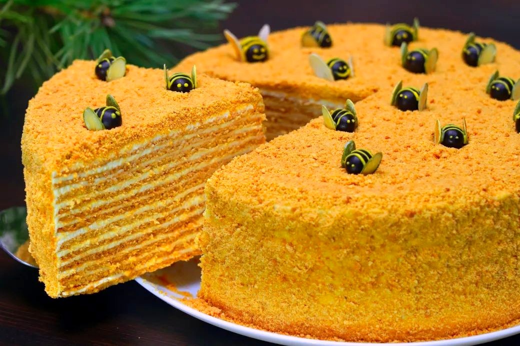 Найсмачніший торт Медовик, що тане в роті! Це найкращий рецепт зі всіх, які я знаю! Тонкі ароматні медові коржі та ніжний сметанний крем!