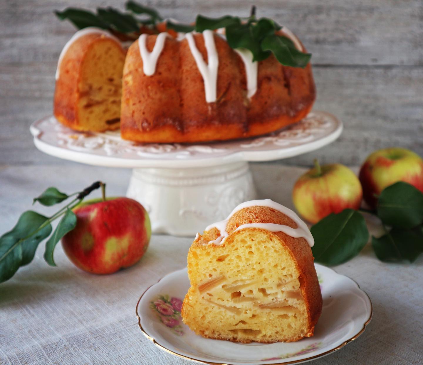 Якщо звична шарлотка здається вам вже нудною, сир все виправить! Сирна шарлотка - дуже смачна, ніжна і пориста