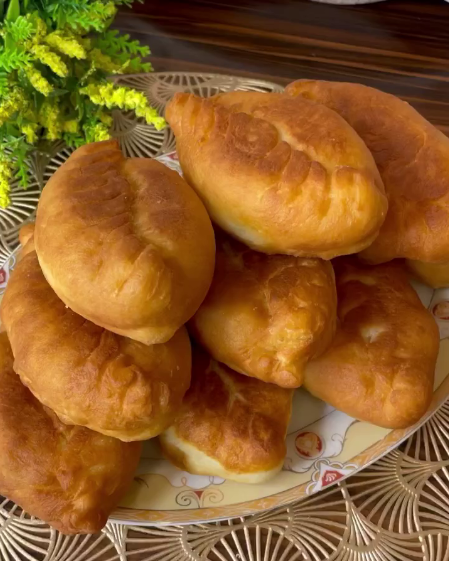 Пиріжки за цим рецептом виходять смачні і хрусткі, їх можна смажити і випікати в духовці. З цим тістом працювати одна насолода!