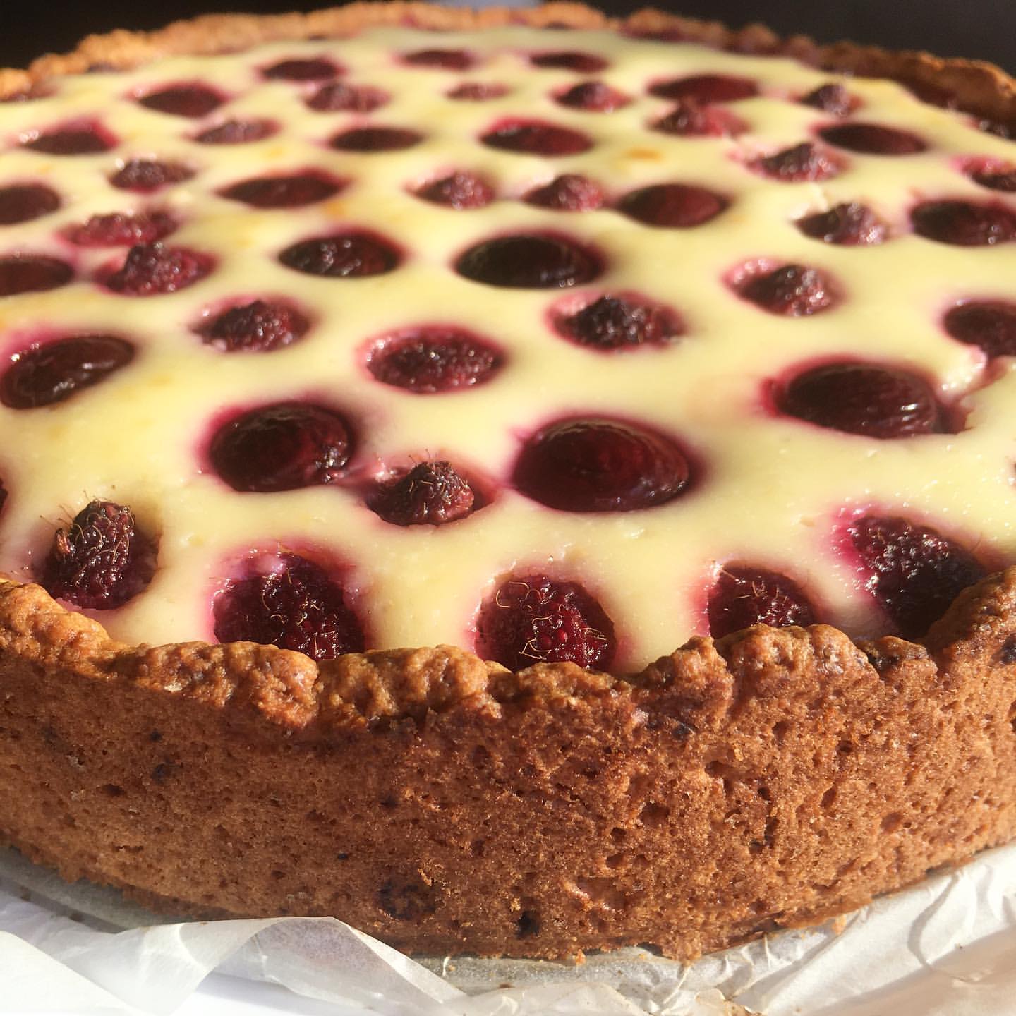 В мене вже в хід ідуть заморожені ягідки! Пісочний пиріг з сирною начинкою і ягодами - це неймовірно смачно і просто!