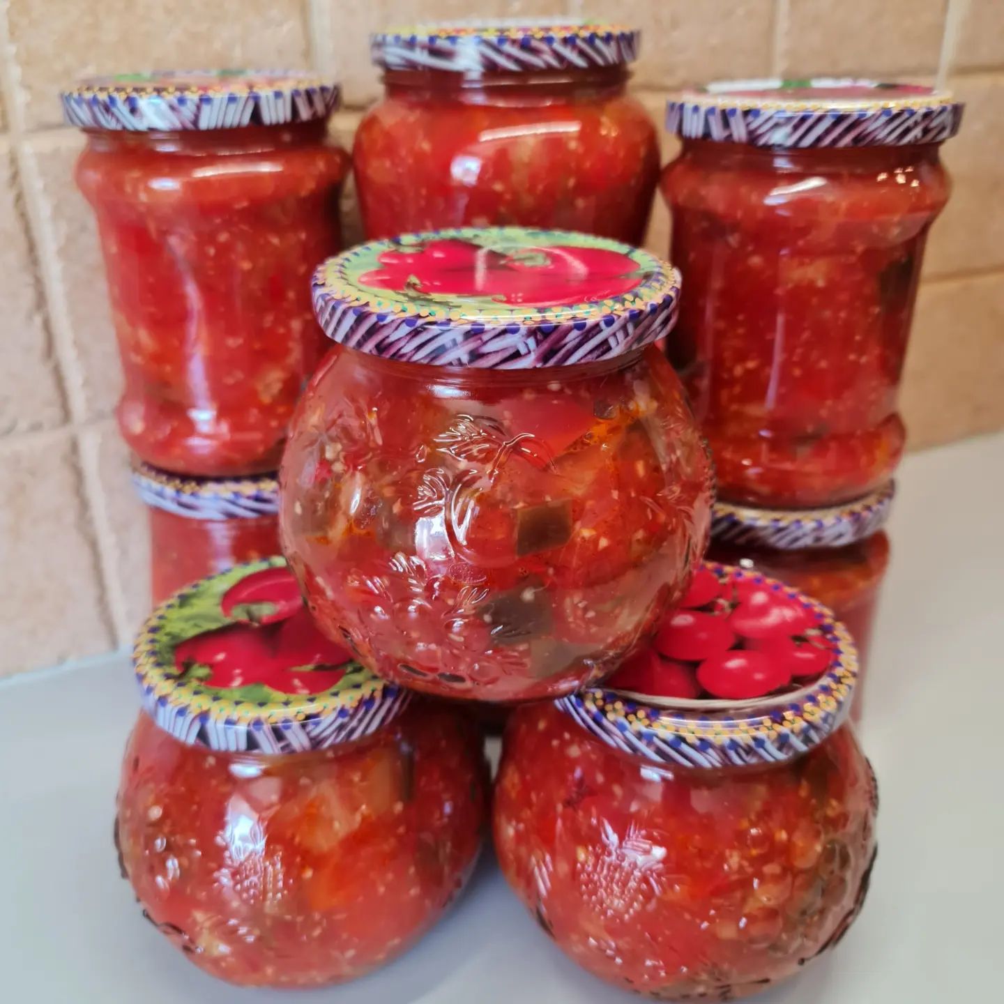 В цьому салаті ідеальне поєднання баклажанів, помідорів, болгарського перцю та часнику! Салат із баклажанів на зиму