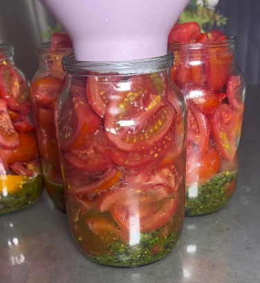 Дуже смачні оригінальні помідори на зиму половинками - готую їх у пікантному маринаді, який випиваємо до останньої краплі!