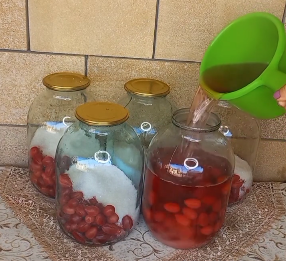 Компот із кизилу на зиму - готується без стерилізації і чудово зберігається. Розрахунок на 3 л банку