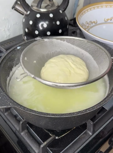 Простіше рецепту не знайдете! Показую, як приготувати справжню моцареллу в домашніх умовах! Потрібно лише 2 л молока і сіль!