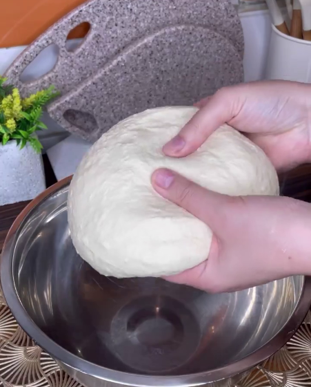 Пиріжки за цим рецептом виходять смачні і хрусткі, їх можна смажити і випікати в духовці. З цим тістом працювати одна насолода!