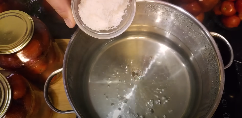 Цей рецепт підкорив мільйони простотою та смаком! Без зелені, прянощів і без стерилізації! Мариновані помідори на зиму - дуже смачні!