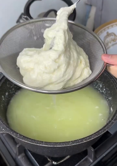 Простіше рецепту не знайдете! Показую, як приготувати справжню моцареллу в домашніх умовах! Потрібно лише 2 л молока і сіль!