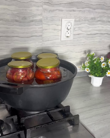 Дуже смачні оригінальні помідори на зиму половинками - готую їх у пікантному маринаді, який випиваємо до останньої краплі!