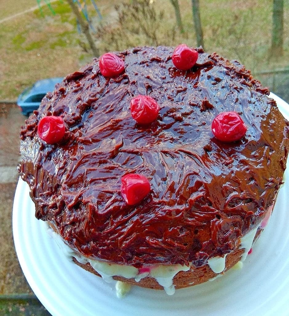 Цей домашній шоколадний торт на окропі завжди виходить повітряним та ніжним. Моє улюблене поєднання – сметанний крем з вишнею. Тане в роті – це про нього!