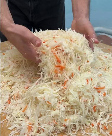 Квашену капусту, вже понад 15 років готуємо тільки так! Дуже смачна, хрумка і довго зберігається!