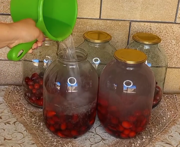 Компот із кизилу на зиму - готується без стерилізації і чудово зберігається. Розрахунок на 3 л банку