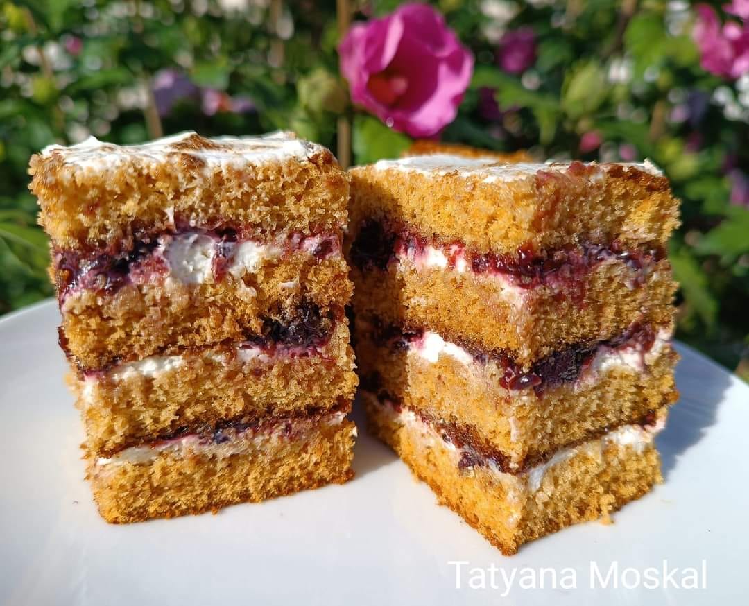 Рецепт ніжного медовика з вершковим кремом та ожиновим джемом від української господині