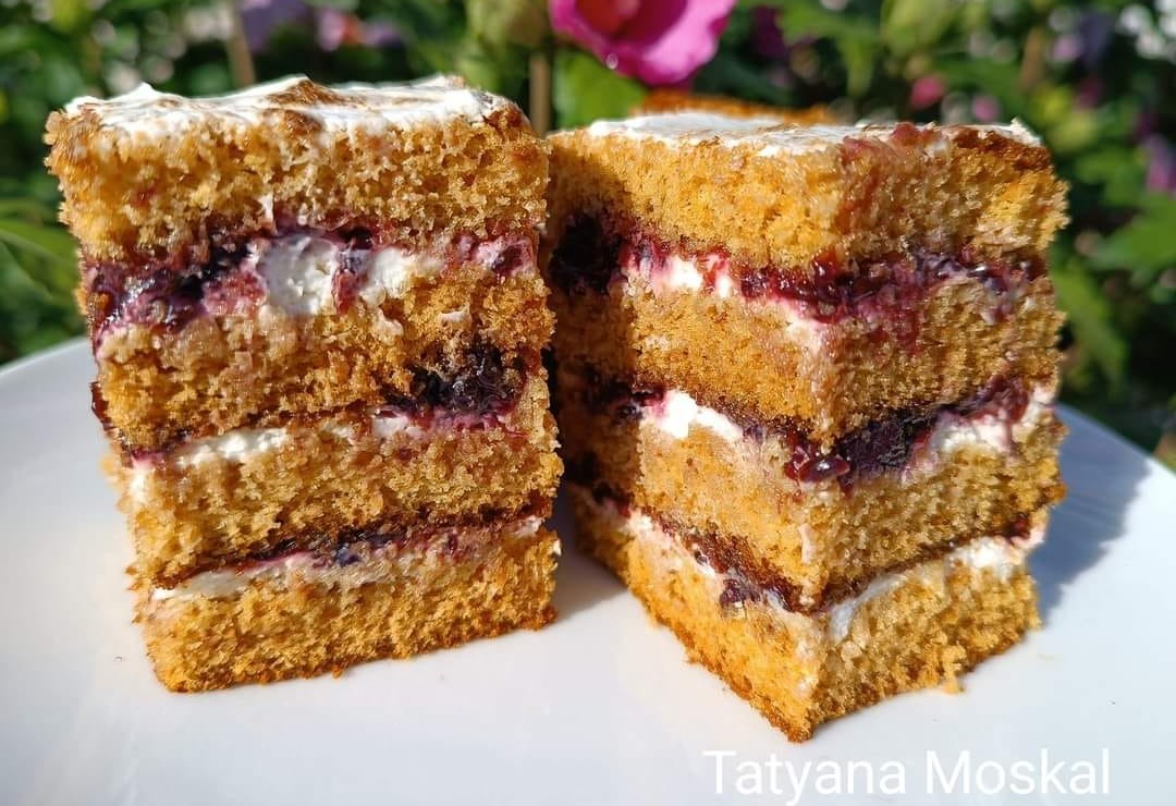 Рецепт ніжного медовика з вершковим кремом та ожиновим джемом від української господині