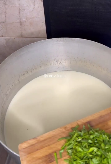 Цей чудовий сир із тархуном Ви зможете приготувати самі! Неймовірно смачний і ніжний сирочок виходить