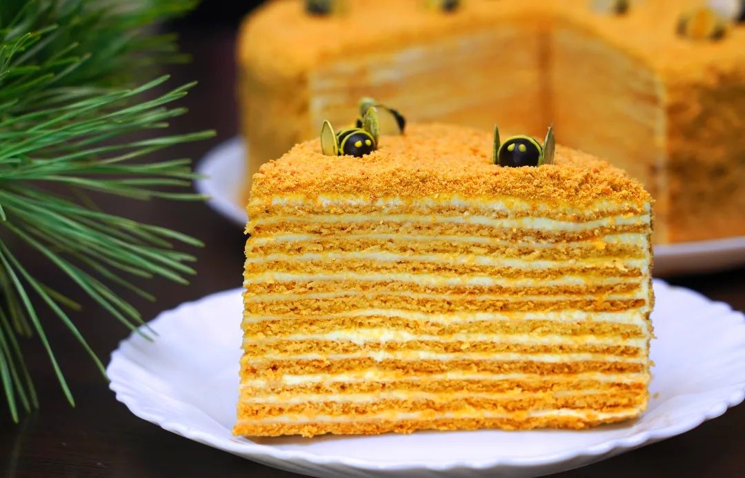 Найсмачніший торт Медовик, що тане в роті! Це найкращий рецепт зі всіх, які я знаю! Тонкі ароматні медові коржі та ніжний сметанний крем!