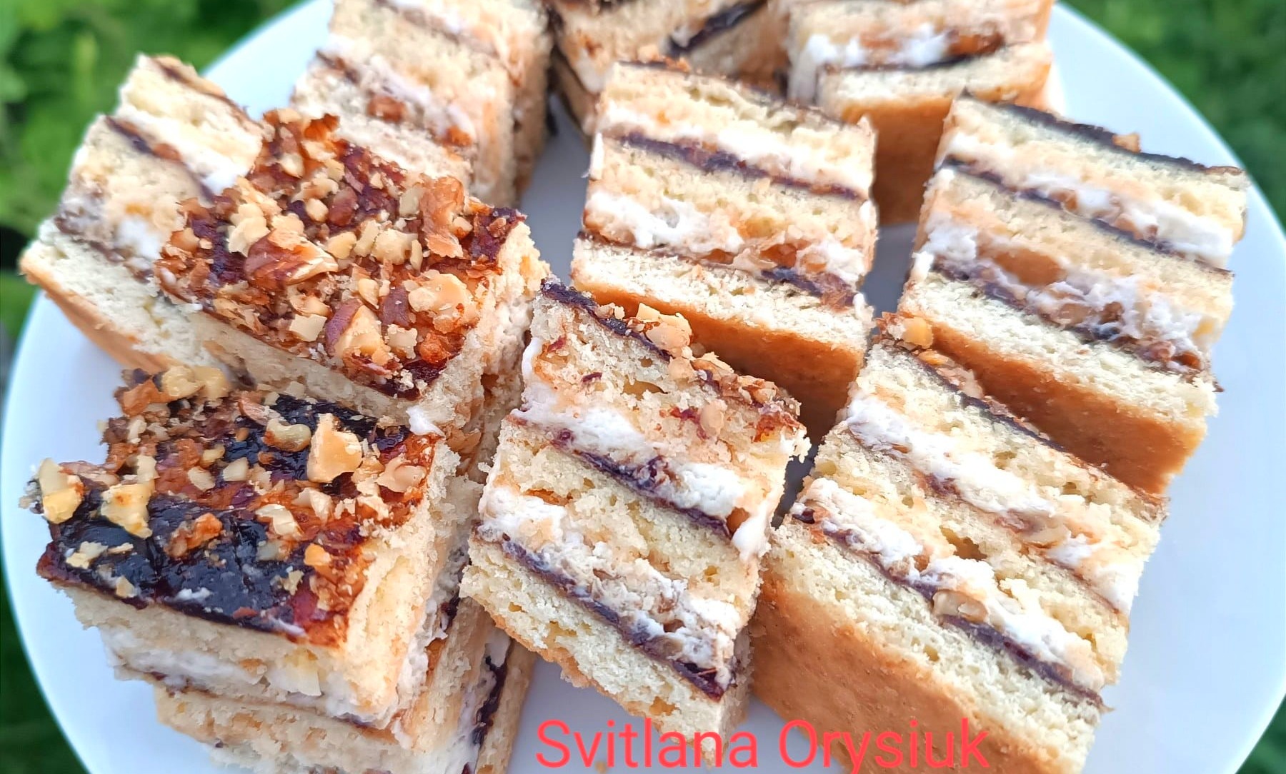 Розкішний пісочний пляцок із сметанним кремом, сливовим повидлом та горішками за рецептом української господині