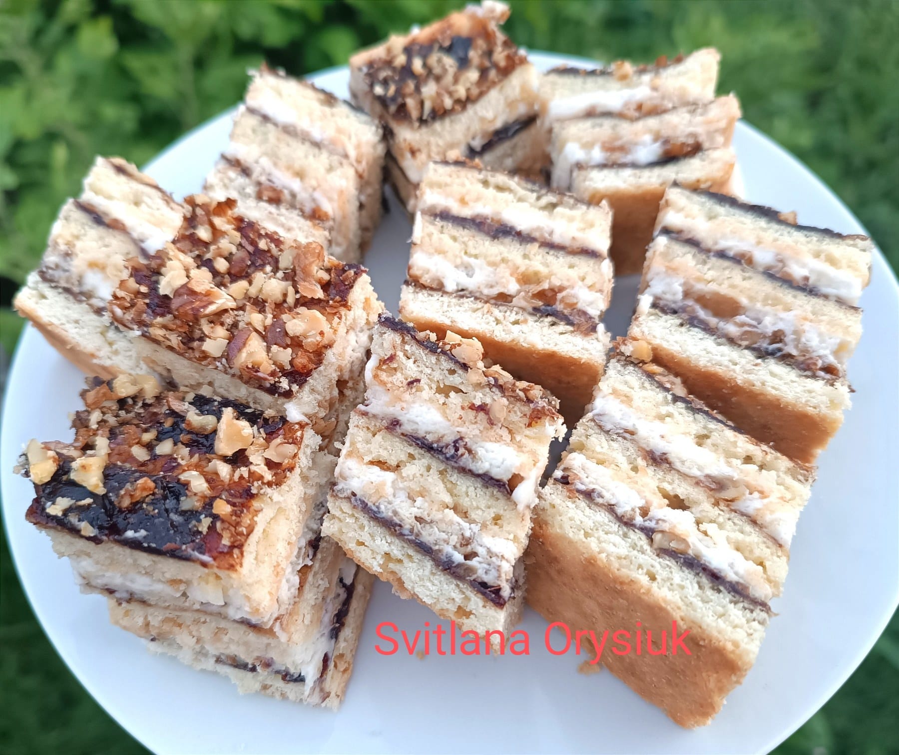 Розкішний пісочний пляцок із сметанним кремом, сливовим повидлом та горішками за рецептом української господині