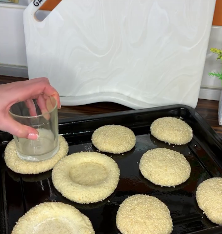 Міні піци по-домашньому! Рецептів піци безліч! У кожної господині є свій фірмовий рецепт, а у нас люблять саме таку піцу з кунжутом!