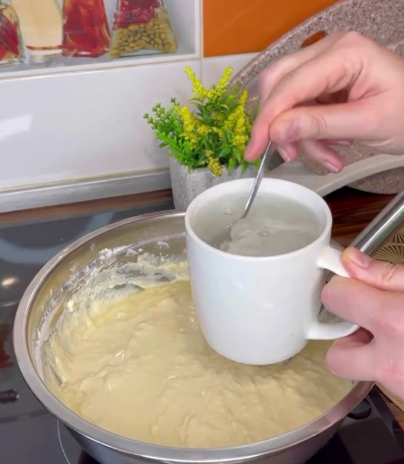 Смачніших млинців Ви ще точно не пробували! Ці млинці із заварного тіста на кефірі, вийдуть ідеальними і з дирочками!