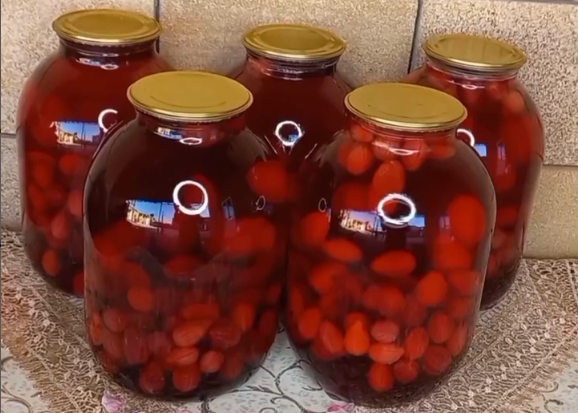 Компот із кизилу на зиму - готується без стерилізації і чудово зберігається. Розрахунок на 3 л банку