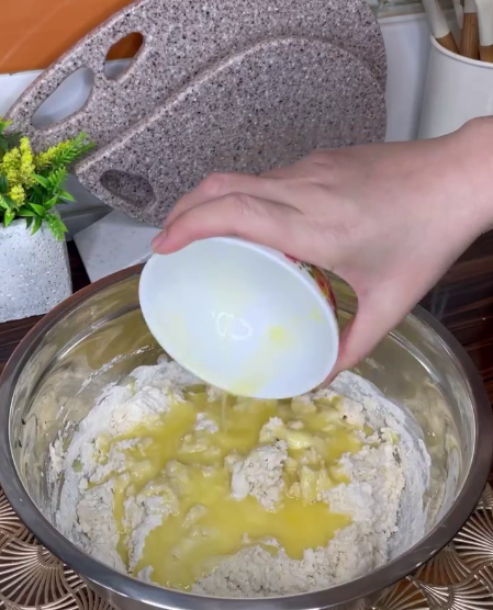 Пиріжки за цим рецептом виходять смачні і хрусткі, їх можна смажити і випікати в духовці. З цим тістом працювати одна насолода!