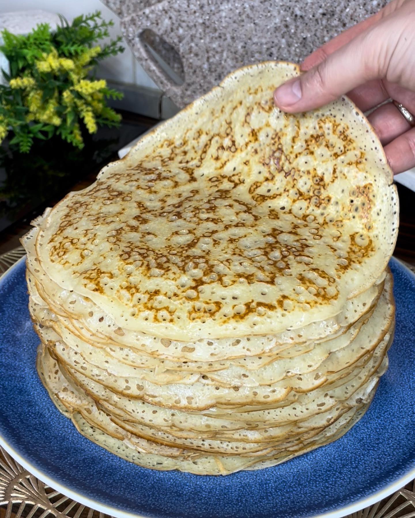 Смачніших млинців Ви ще точно не пробували! Ці млинці із заварного тіста на кефірі, вийдуть ідеальними і з дирочками!