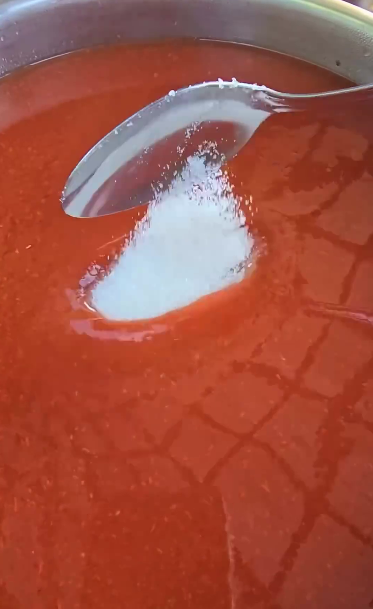 Показую, як я готую смачний томатний сік БЕЗ соковижималки на зиму! Це кращий рецепт з усіх, які я знаю!