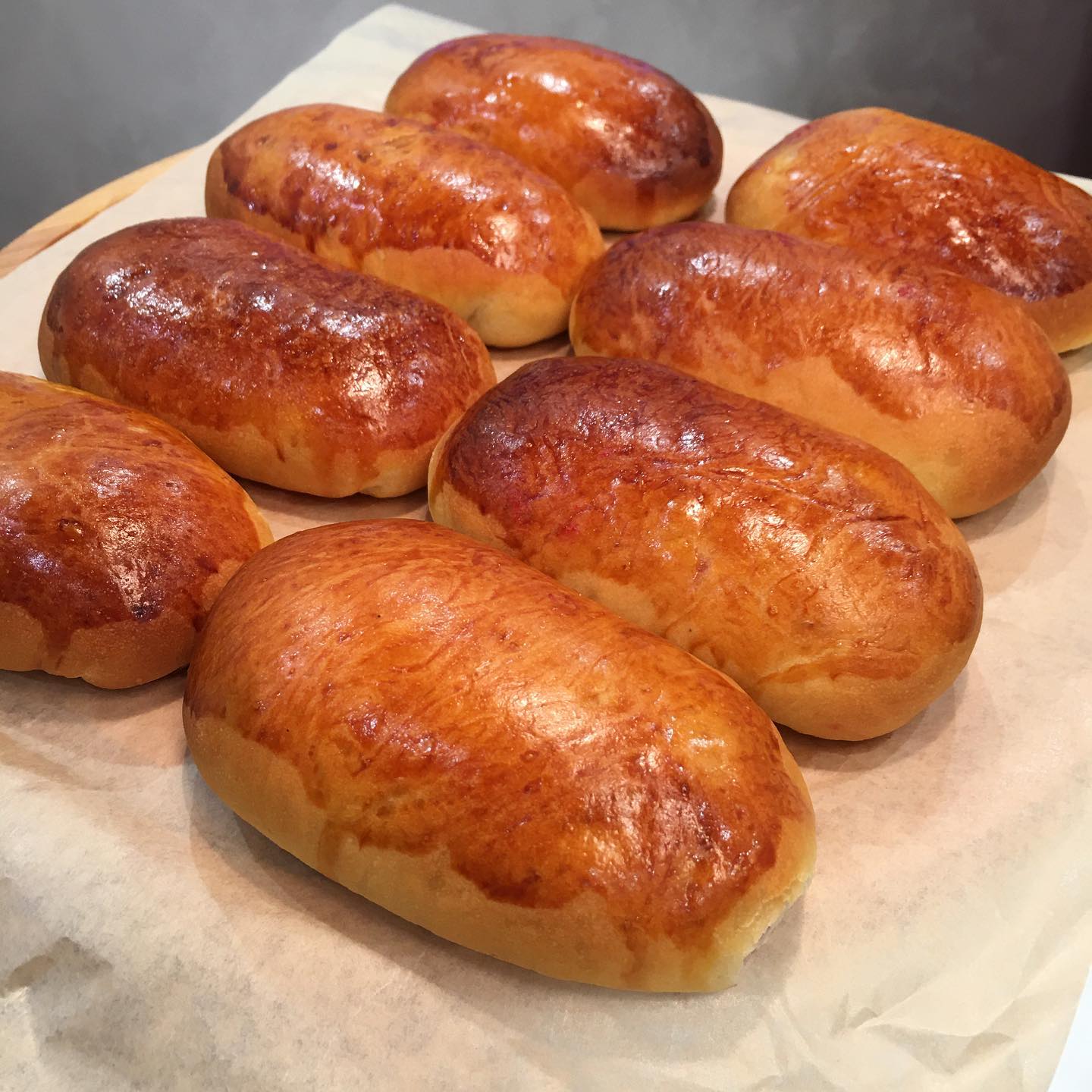 Солодкі печені пиріжки з вишнями - люблю коли тоненьке дріжджове тісто і багато соковитої начинки