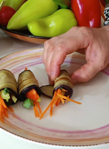 Рулетики із баклажанів на зиму. Така закуска прикрасить будь-яке застілля! Неймовірно смачні, апетитні і красиві овочі в банці