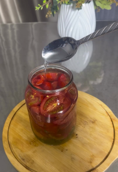 Дуже смачні оригінальні помідори на зиму половинками - готую їх у пікантному маринаді, який випиваємо до останньої краплі!