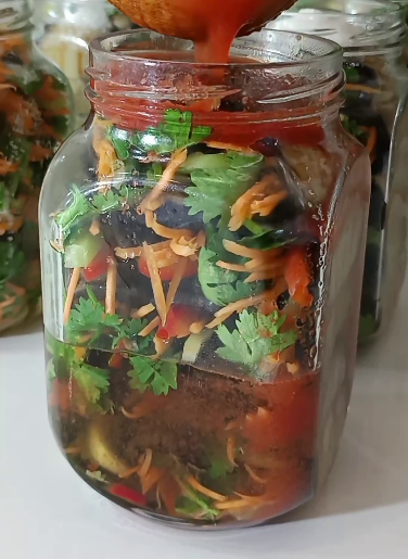 Рулетики із баклажанів на зиму. Така закуска прикрасить будь-яке застілля! Неймовірно смачні, апетитні і красиві овочі в банці