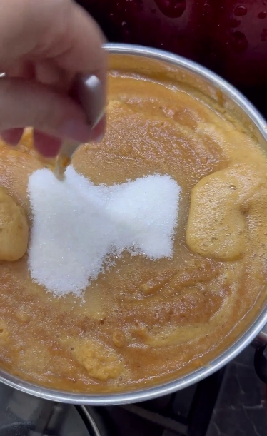 Готувати яблучний сік дуже просто! І я щороку закручую його на зиму з будь-яких яблук - це смачно і корисно!