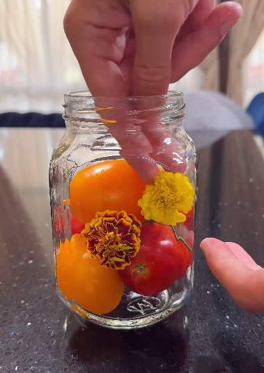 Рецепт, тих самих «Оксамитових помідорів»! Неймовірно смачні і запашні помідори з чорнобривцями на зиму