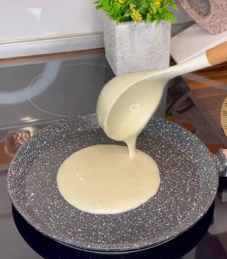 Смачніших млинців Ви ще точно не пробували! Ці млинці із заварного тіста на кефірі, вийдуть ідеальними і з дирочками!