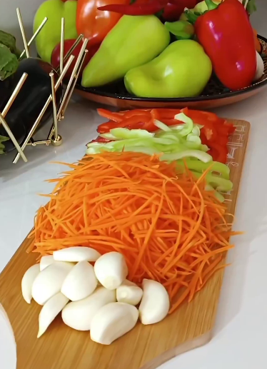 Рулетики із баклажанів на зиму. Така закуска прикрасить будь-яке застілля! Неймовірно смачні, апетитні і красиві овочі в банці