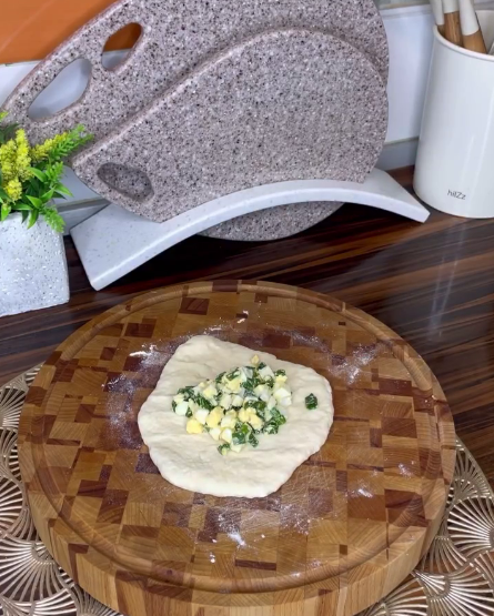 Пиріжки за цим рецептом виходять смачні і хрусткі, їх можна смажити і випікати в духовці. З цим тістом працювати одна насолода!