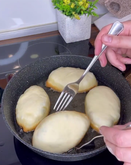 Пиріжки за цим рецептом виходять смачні і хрусткі, їх можна смажити і випікати в духовці. З цим тістом працювати одна насолода!