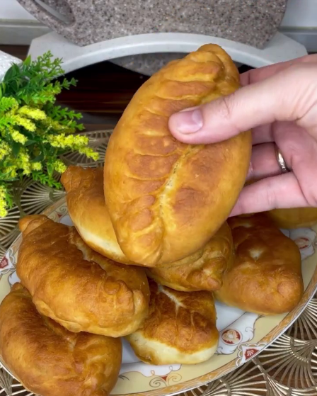 Пиріжки за цим рецептом виходять смачні і хрусткі, їх можна смажити і випікати в духовці. З цим тістом працювати одна насолода!