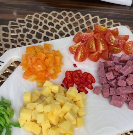 Міні піци по-домашньому! Рецептів піци безліч! У кожної господині є свій фірмовий рецепт, а у нас люблять саме таку піцу з кунжутом!