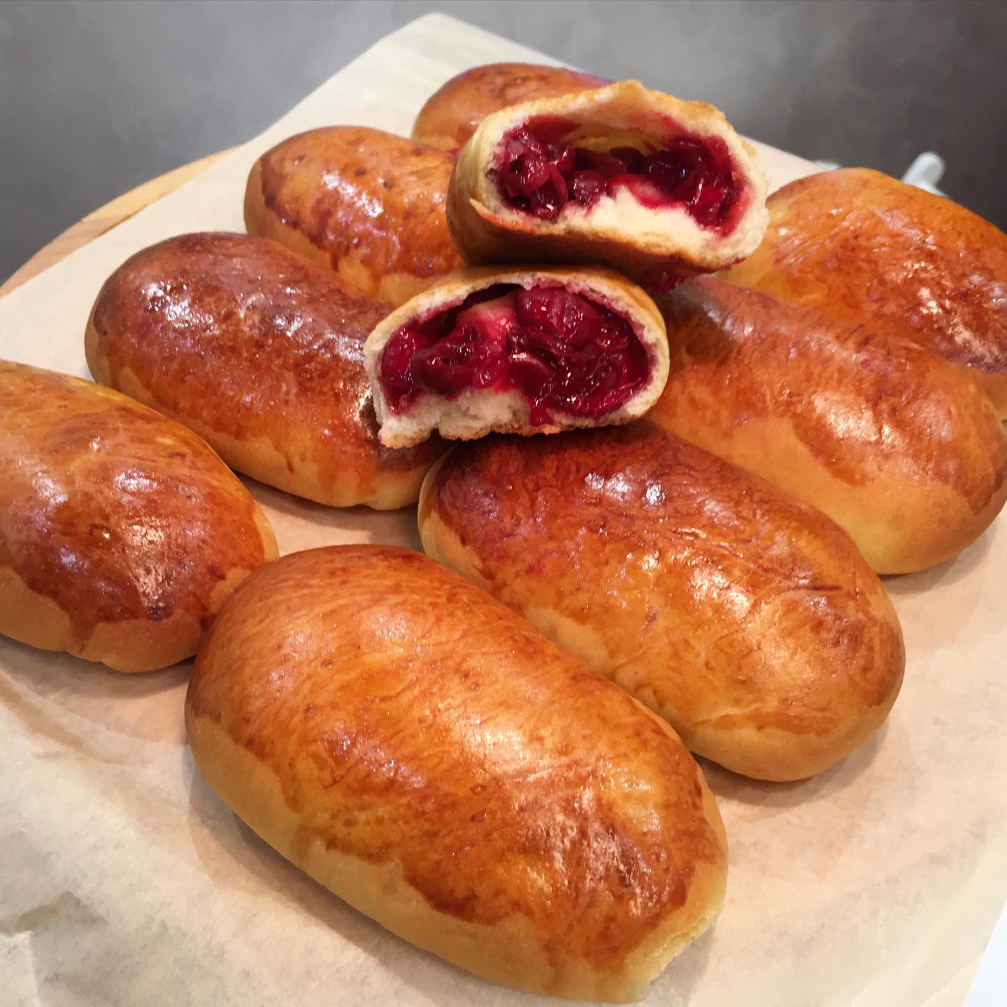 Солодкі печені пиріжки з вишнями - люблю коли тоненьке дріжджове тісто і багато соковитої начинки