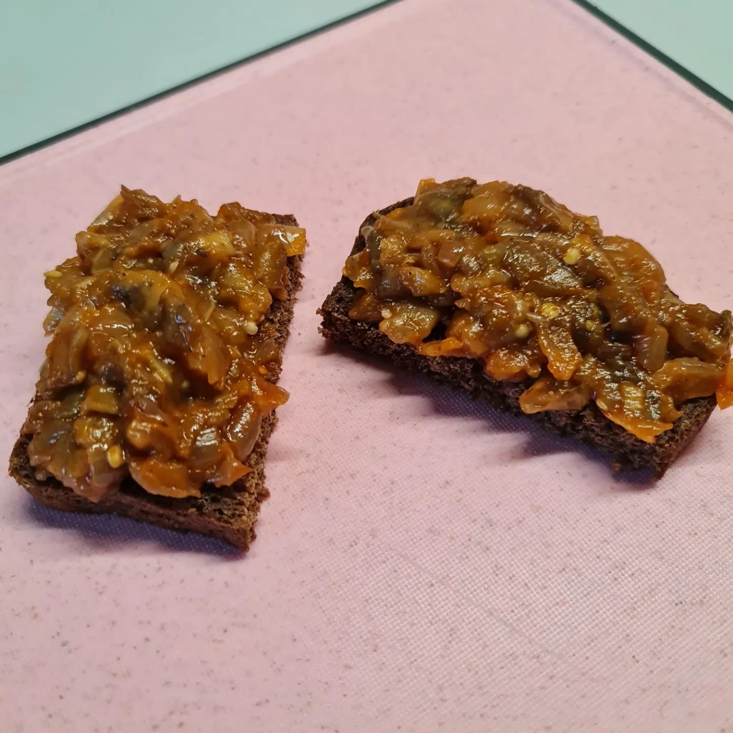 Це мій фаворит, вона просто божественна! Баклажанну ікру тепер готую так! Саме ця ікра має яскраво виражений смак баклажанів!