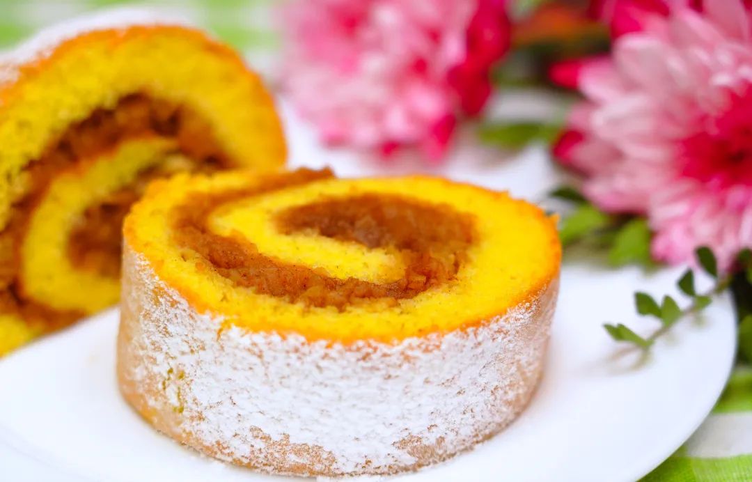 Рулет, який готується відразу з начинкою! Ніжний і смачний бісквітний рулет з яблуками на швидку руку!