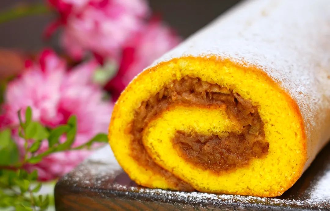 Рулет, який готується відразу з начинкою! Ніжний і смачний бісквітний рулет з яблуками на швидку руку!