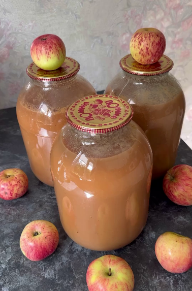 Готувати яблучний сік дуже просто! І я щороку закручую його на зиму з будь-яких яблук - це смачно і корисно!