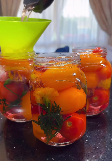 Рецепт, тих самих «Оксамитових помідорів»! Неймовірно смачні і запашні помідори з чорнобривцями на зиму