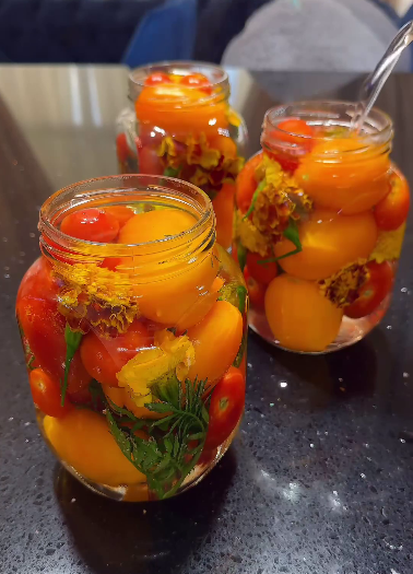 Рецепт, тих самих «Оксамитових помідорів»! Неймовірно смачні і запашні помідори з чорнобривцями на зиму