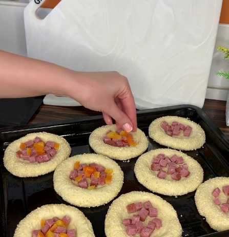 Міні піци по-домашньому! Рецептів піци безліч! У кожної господині є свій фірмовий рецепт, а у нас люблять саме таку піцу з кунжутом!