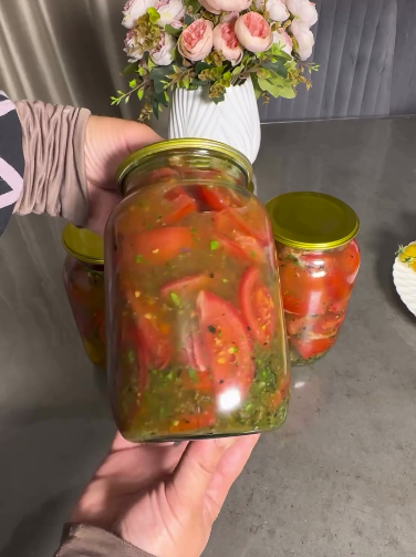 Дуже смачні оригінальні помідори на зиму половинками - готую їх у пікантному маринаді, який випиваємо до останньої краплі!